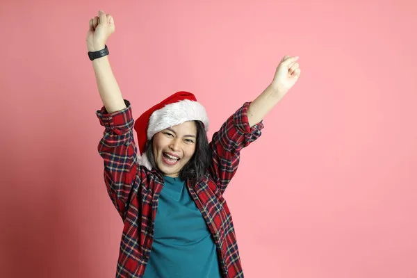 Aziatische Vrouw Met Santa Hoed Staan Roze Achtergrond — Stockfoto