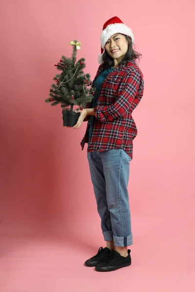 Mulher Asiática Com Chapéu Papai Noel Sobre Fundo Rosa — Fotografia de Stock