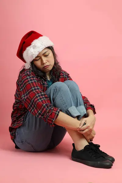 Pembe Arka Planda Duran Noel Baba Şapkalı Asyalı Kadın — Stok fotoğraf