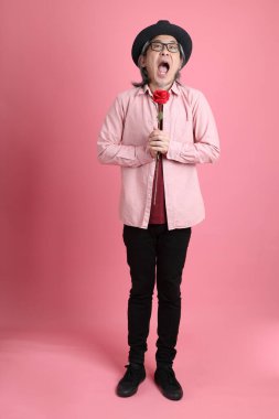 Pembe arka planda duran kıdemli Asyalı adam..