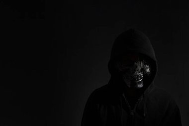 Karanlıkta duran kafatası maskeli korkunç adam..
