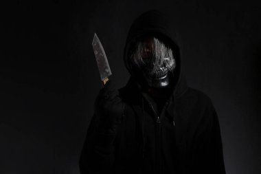 Karanlıkta duran kafatası maskeli korkunç adam..