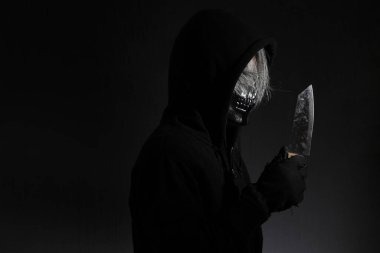 Karanlıkta duran kafatası maskeli korkunç adam..