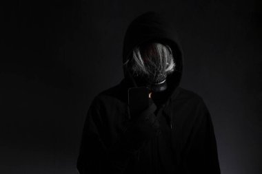 Karanlıkta duran kafatası maskeli korkunç adam..