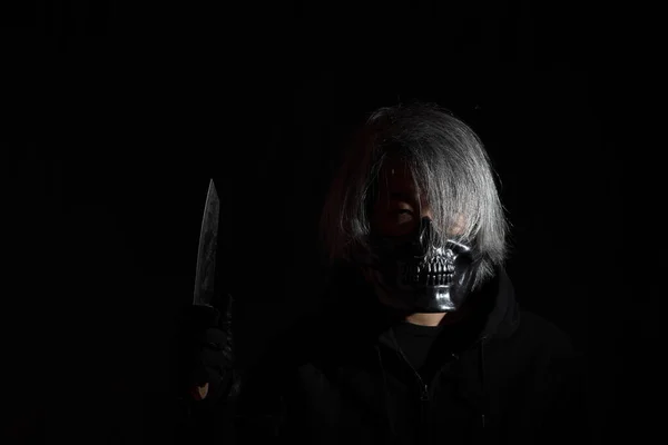 Horror Férfi Koponya Maszkkal Áll Sötétben — Stock Fotó