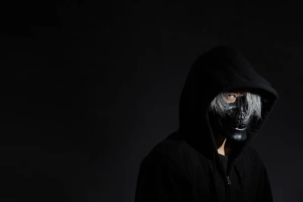 Hombre Horror Con Máscara Cráneo Pie Oscuridad — Foto de Stock
