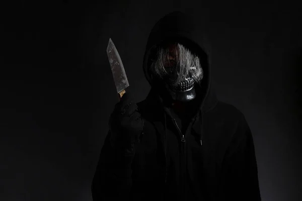 Horror Férfi Koponya Maszkkal Áll Sötétben — Stock Fotó