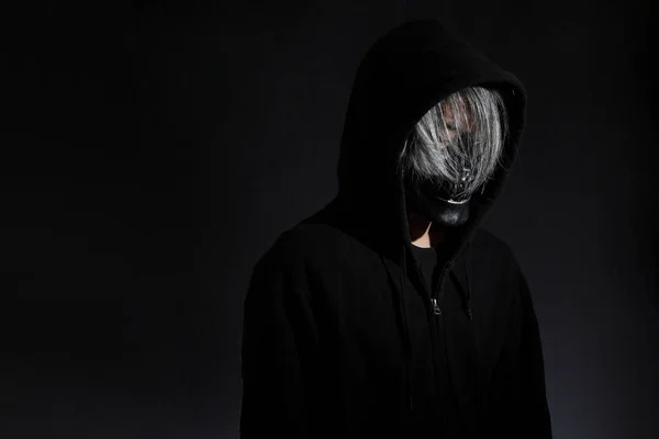 Hombre Horror Con Máscara Cráneo Pie Oscuridad —  Fotos de Stock