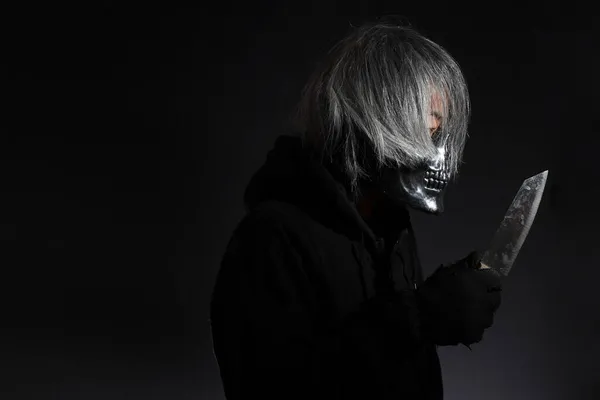 Hombre Horror Con Máscara Cráneo Pie Oscuridad —  Fotos de Stock