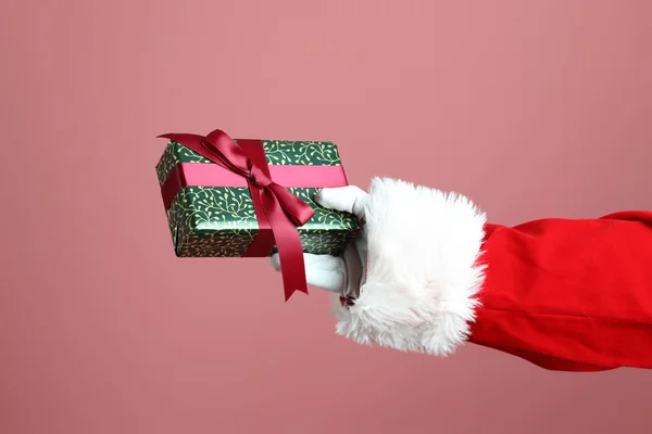 Santa Claus Mostrando Mano Sobre Fondo Rosa —  Fotos de Stock