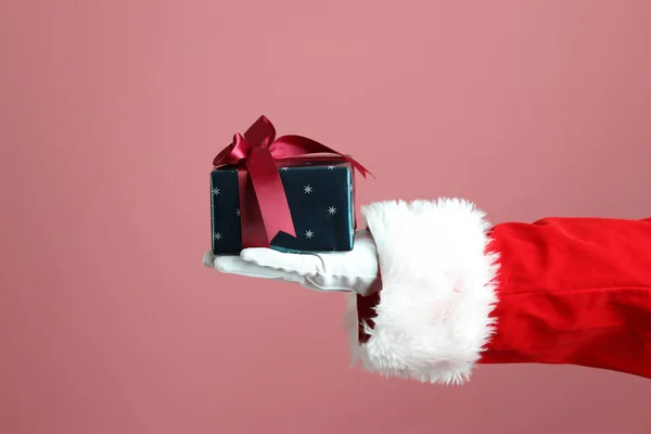Santa Claus Mostrando Mano Sobre Fondo Rosa —  Fotos de Stock