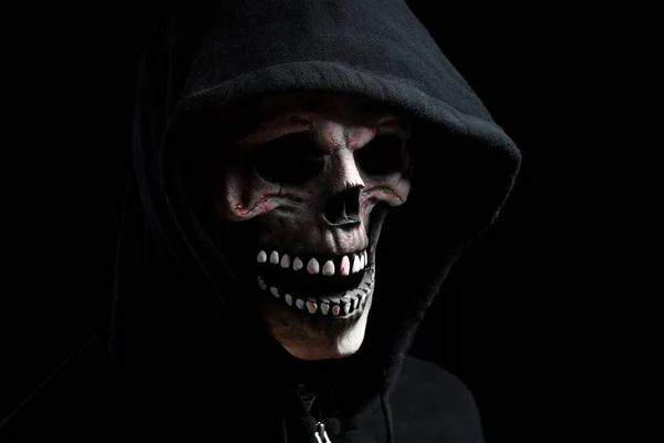 Máscara Cráneo Con Capucha Camisa Fondo Oscuro —  Fotos de Stock