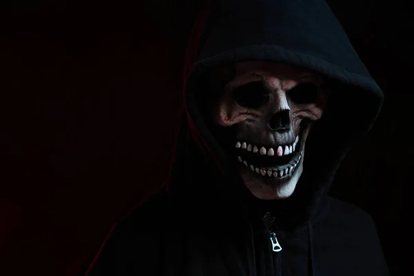 Máscara Crânio Com Camisa Capuz Fundo Escuro — Fotografia de Stock