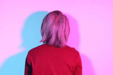 Jel renkli ışık fotoğrafçılığındaki havalı kıdemli Asyalı adam..