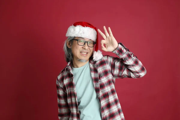 Den Äldre Asiatiska Mannen Bär Röd Rutig Skjorta Med Jultomten — Stockfoto