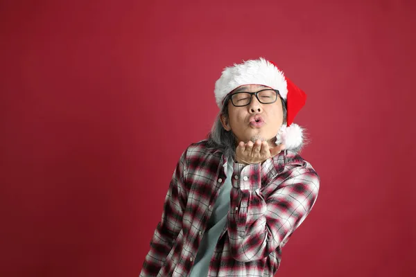 Starší Asijský Muž Nosí Červenou Kostkovanou Košili Kloboukem Santa Claus — Stock fotografie