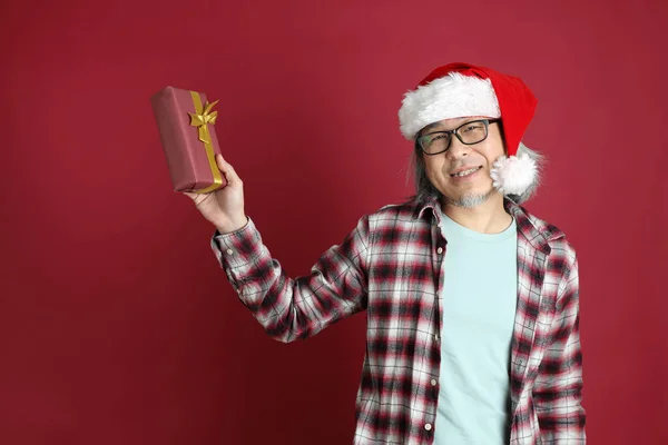 Старший Азиат Носит Красную Клетчатую Рубашку Шляпой Санта Клауса Стоящей — стоковое фото
