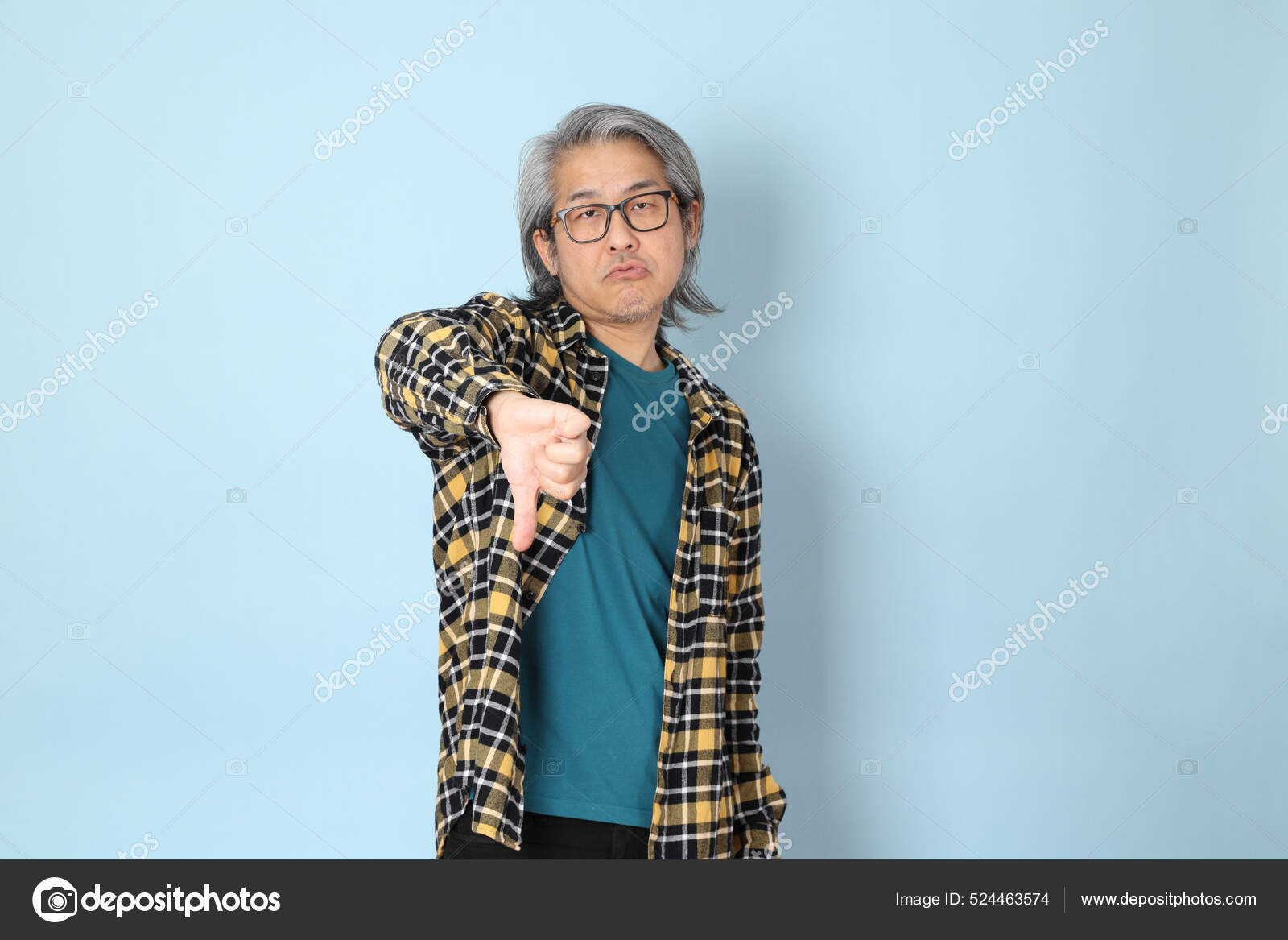 Homem Asiático Sênior Com Camisa Xadrez Amarelo Fundo Azul — Fotografias de  Stock © kimberrywood #524463574