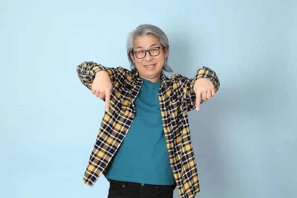 Starší Asijský Muž Žlutou Kostkovanou Košilí Stojící Modrém Pozadí — Stock fotografie