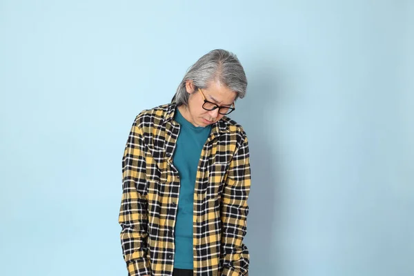Mavi Arka Planda Duran Sarı Ekose Gömlekli Yaşlı Asyalı Adam — Stok fotoğraf