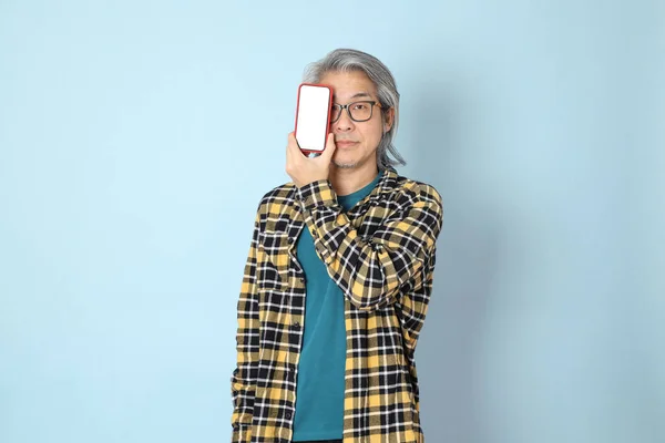 Der Ältere Asiatische Mann Mit Gelbem Karohemd Steht Auf Blauem — Stockfoto