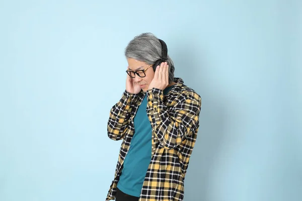 Senior Aziatische Man Met Geel Geruite Shirt Blauwe Achtergrond — Stockfoto