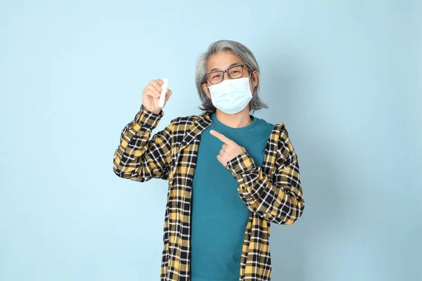 Homem Asiático Sênior Com Camisa Xadrez Amarelo Fundo Azul — Fotografia de Stock