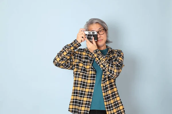 Homem Asiático Sênior Com Camisa Xadrez Amarelo Fundo Azul — Fotografia de Stock