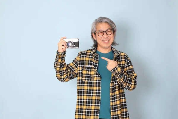 Der Ältere Asiatische Mann Mit Gelbem Karohemd Steht Auf Blauem — Stockfoto