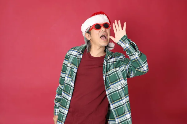 Kıdemli Asyalı Adam Yeşil Ekose Gömlek Giyiyor Kırmızı Arka Planda — Stok fotoğraf