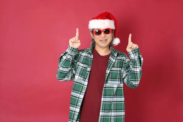 Старший Азиат Носит Зеленую Клетчатую Рубашку Шляпой Санта Клауса Стоящей — стоковое фото