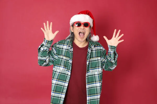Старший Азіатський Чоловік Носить Зелену Сорочку Пластівцями Капелюх Санта Клауса — стокове фото