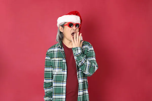 Kıdemli Asyalı Adam Yeşil Ekose Gömlek Giyiyor Kırmızı Arka Planda — Stok fotoğraf