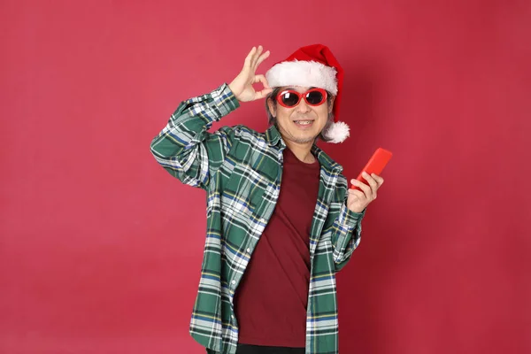 Den Äldre Asiatiska Mannen Bär Grön Rutig Skjorta Med Jultomten — Stockfoto