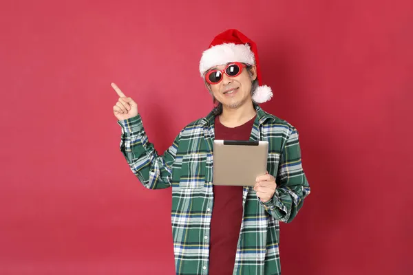 Старший Азіатський Чоловік Носить Зелену Сорочку Пластівцями Капелюх Санта Клауса — стокове фото