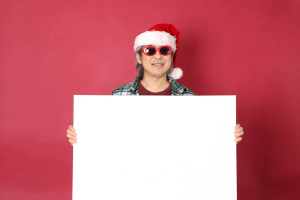 Старший Азиат Носит Зеленую Клетчатую Рубашку Шляпой Санта Клауса Стоящей — стоковое фото