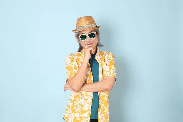 Homem Asiático Sênior Vestindo Verão Vestido Sobre Fundo Azul — Fotografia de Stock