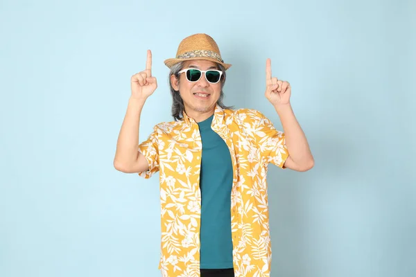 Pria Asia Senior Yang Mengenakan Pakaian Musim Panas Berdiri Latar — Stok Foto