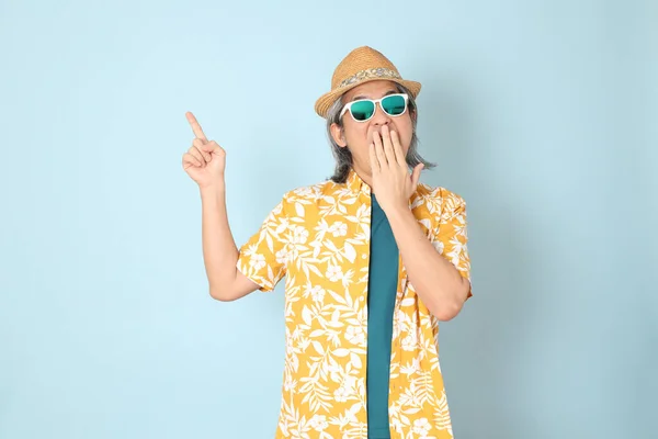 Der Ältere Asiatische Mann Sommerkleid Steht Auf Blauem Hintergrund — Stockfoto