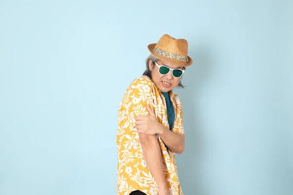 Homem Asiático Sênior Vestindo Verão Vestido Sobre Fundo Azul — Fotografia de Stock