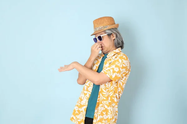 Hombre Asiático Mayor Vistiendo Verano Vestido Pie Sobre Fondo Azul —  Fotos de Stock