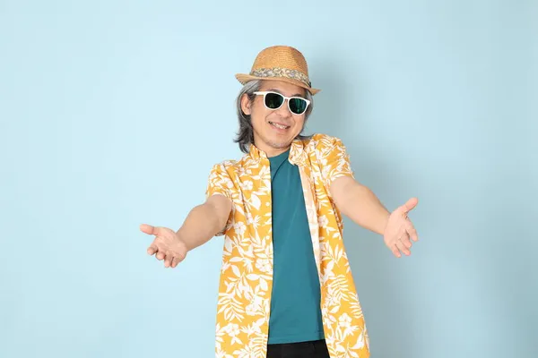 Hombre Asiático Mayor Vistiendo Verano Vestido Pie Sobre Fondo Azul —  Fotos de Stock