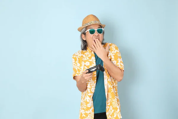 Homem Asiático Sênior Vestindo Verão Vestido Sobre Fundo Azul — Fotografia de Stock