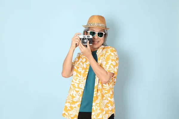 Homem Asiático Sênior Vestindo Verão Vestido Sobre Fundo Azul — Fotografia de Stock