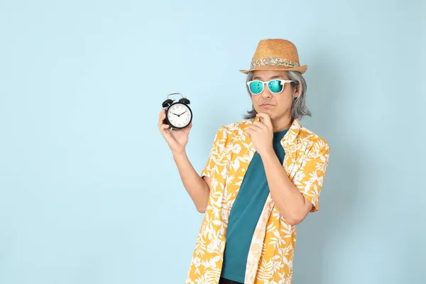 Homem Asiático Sênior Vestindo Verão Vestido Sobre Fundo Azul — Fotografia de Stock