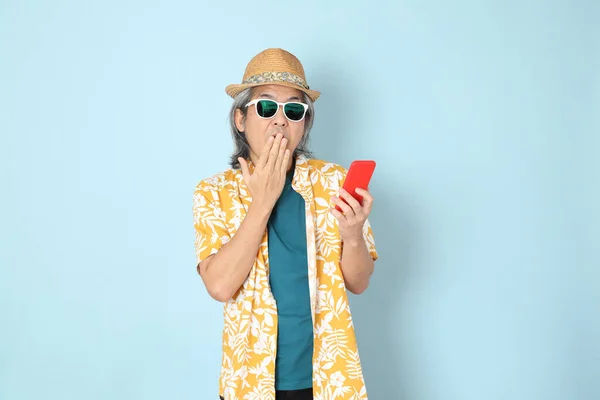 Starší Asijský Muž Létě Oblečený Stojící Modrém Pozadí — Stock fotografie