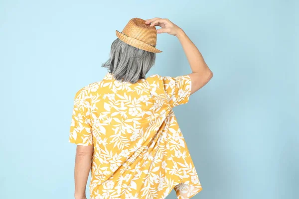 Der Ältere Asiatische Mann Sommerkleid Steht Auf Blauem Hintergrund — Stockfoto
