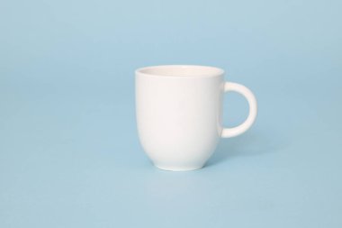 Mavi arka plandaki izole kahve fincanı..