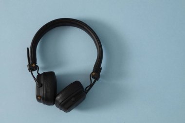 Mavi arka plandaki izole kulaklıklar..