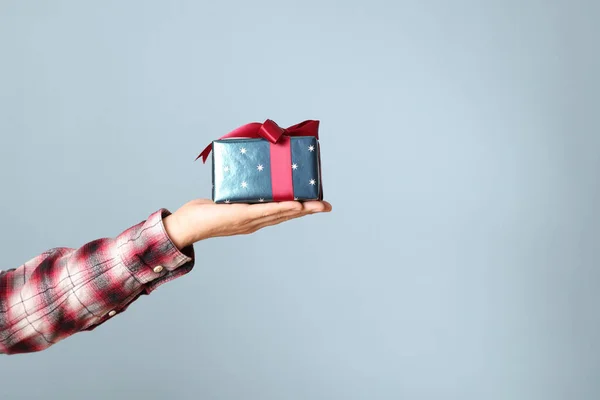 Aziatische Man Hand Met Geruit Shirt Zien Blauwe Achtergrond — Stockfoto